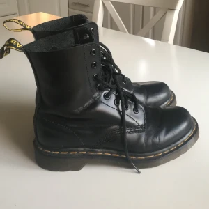 Dr martens strl 37 - Dr Martens 1460 boots i fint skick, sparsamt använda!! Strl 37, matt svart. Frakt ingår i priset :) Skriv vid frågor!