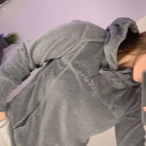  Champion Hoodie - Mycket skön, säljer för att den aldrig används, det står storlek M men är liten i storleken så jag själv skulle säga S, kan skickas! KAN ÄVEN SÄNKA PRIS OM NÅGON ÄR INTRESSERAD 