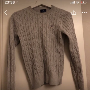 Gant dam - Gant kabelstickad , använd ett fåtal gånger. Köpt på Johnells. Rökfritt hem. 
