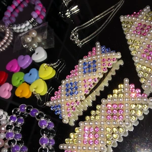 Olika typer utav smycken😊🥰🤩 - Olika typer av både egen gjorda och köpta smycken/acessoarer🥰💖❤️oanvända! Pris FRÅN 19kr och uppåt❤️💗😂det är bara att be om fler bilder! Hjärtan örhängena är egen gjorda och finns där av i flera fäger💓🤍