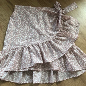 Kjol ifrån shein - Oanvänd kjol ifrån shein storlek M men skulle säga mer som S. 50kr plus 44kr frakt nypris 140kr