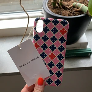 Helt oanvänt Marlene Birger skal 🥺🥰 - Super fint IPhone X skal från Marlene Birger som blev ett fel köp och inte passar min mobil. Helt oanvänt med lappar och allt! Priser är inklusive frakt 🌱💞