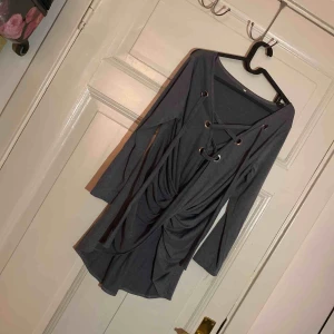  - Tunika med snörning. Storlek XL, men passar S/M. Finns i malmö.