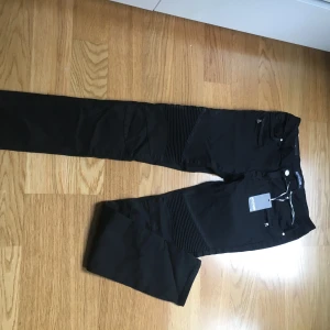 svarta jeans - aldrig använt. prislappen och allt sitter kvar. tycker inte riktigt om dem