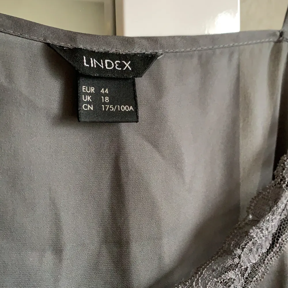 Enkelt grått linne från Lindex. Med spetsfetaljer. Frakt ingår . Toppar.