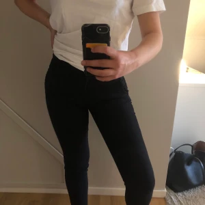 Svarta kostymbyxor  - Svarta kostymbyxor från Stockh lm. Bra kvalle så har hållt sig i väldigt bra skick👌🏼 frakt inräknat i pris👍🏻