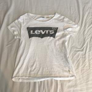 En vit t-shirt ifrån Levi’s med ett silvrigt/grått print, använt några gånger men utöver det är tröjan i gått skick! Nypris 299kr, du står för frakten🥰