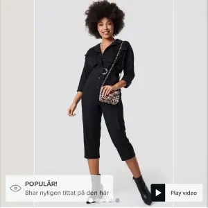 Svart jumpsuit ifrån nakd. Helt oandvänd. Kan skicka bättre bilder på. Köpt för 550kr