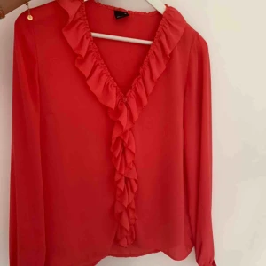  - Röd blus från Gina Tricot i strl 34, men skulle säga att den passar en 36 också! Superfint skick🌼