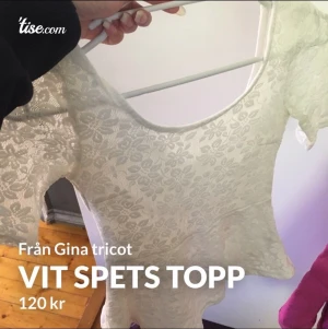 Vit spets topp från Gina Tricot - Jag fick denna topp som sedan har ej använts så skicket är bra. Den är lite genomskinlig vid bysten (bild 3) men det syns inte så mycket extremt då tyget inte är så tunt och att detaljerna på toppen är i fokus.