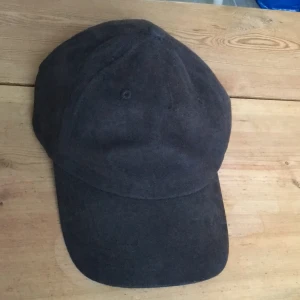 No Brand mocka-keps - Bekväm kepps i låg profil som passar till det mesta. Skön fake-mocka och spännband i kardborr.