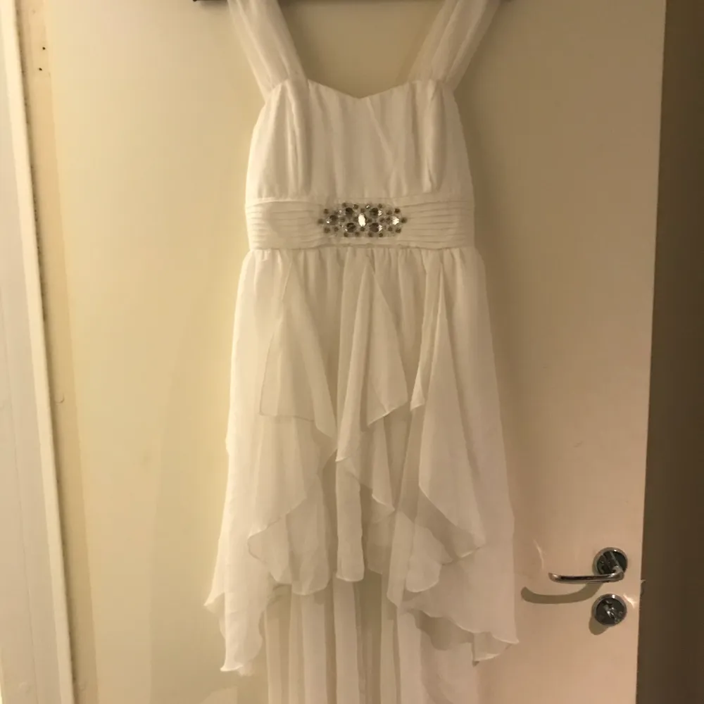 Helt ny vit vacker klänning. Storlek s. Erbjuder leverans men köpares står själv för portot. Klänningar.