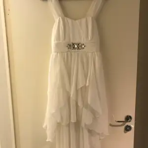 Helt ny vit vacker klänning. Storlek s. Erbjuder leverans men köpares står själv för portot