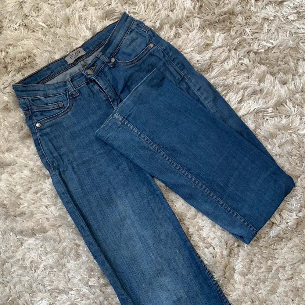 Blåa bootcut jeans från Ava June. Inte mer än ett år gamla och i bra skick. Ganska långa men ska inte behövas läggas upp. . Jeans & Byxor.
