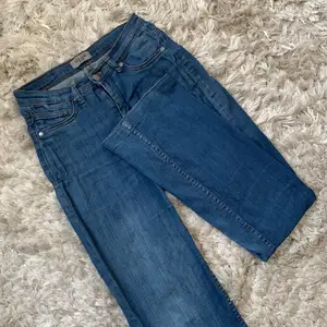 Blåa bootcut jeans från Ava June. Inte mer än ett år gamla och i bra skick. Ganska långa men ska inte behövas läggas upp. 