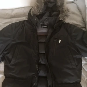 Peak Performance Vinterjacka - Sjukt bra och varm vinterjacka från Peak Performance, storlek L. Man kommer aldrig frysa på vintern med denna jacka. Köpt för 4200kr för 3 vintrar sedan. I mycket fint skick. 