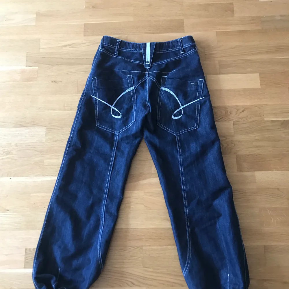 Shyssta jeans från märket only i storlek S som tyvärr är för stora för mig. Kan mötas upp men annars står köparen för frakt 🧚🏼‍♀️. Jeans & Byxor.