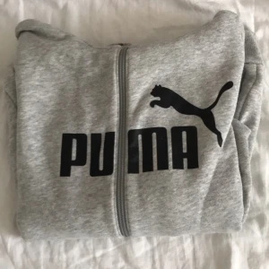 Puma zip-up hoodie - Har ej använt den på flera år och även då använde jag den knappt. Inget fel på den, den är dock för liten för mig och inte min stil. Buda gärna men än sålänge ligger den på 180kr+frakt:)
