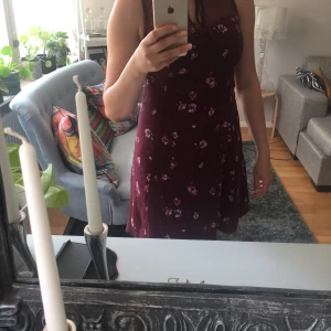 Hollister klänning  - En jättefin klänning från Hollister med fina detaljer i halsen . 