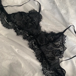 Bygellös spetsbh från nakd - En superfin bygellös spetsbh från nakd i storlek s. Passar xs också, eventuellt m. Banden är justerbara. Endast använd en gång och den är som ny!💜 frakt ingår i priset 