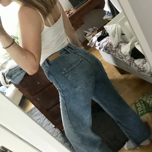 Wide leg jeans  - Högmidjade avklippta vida jeans från HM i en ljusblå färg. Passar mig med 26 eller 27 i midjan 