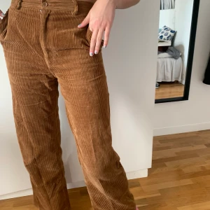 Manchester byxor - Bruna manchester byxor från H&M i väldigt fint skick tyvärr för korta för mig, köpta för 499kr men säljer för 200!🦋