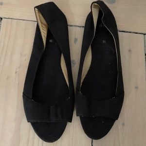 Svart skor H&M - Black shoes from H&M. They are open on the front. Unused.