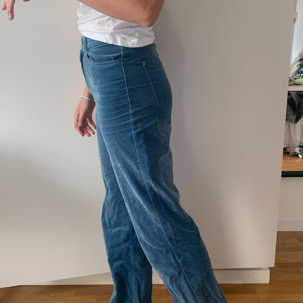 Jättefina byxor från &otherstories köpta för drygt 900💕 fin ljusblå färg men tyvärr försmå för mig. Modell är 181 cm lång. Jeans & Byxor.