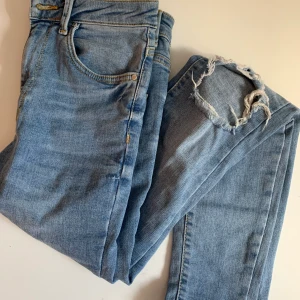 Jeans ginatricot - Jeans från ginatricot i storlek 36. Har aldrig riktigt kommit till användning. Stretchiga och sköna! Frakt tillkommer.