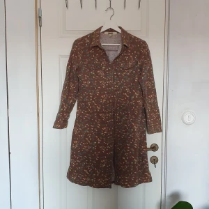 Klänning - Längd : 92cm