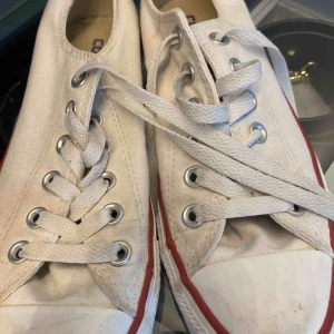  - Frakt:80kr  Låga converse i bra sick, storlek 37,5