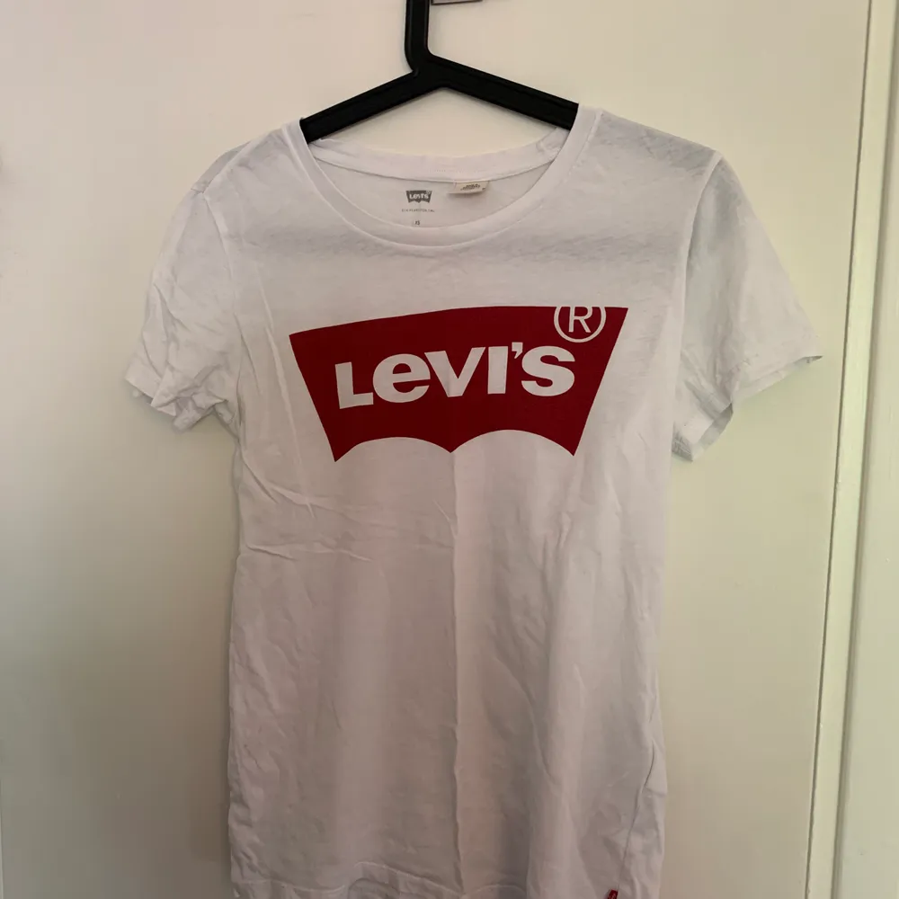 T- shirt från Levis. . T-shirts.