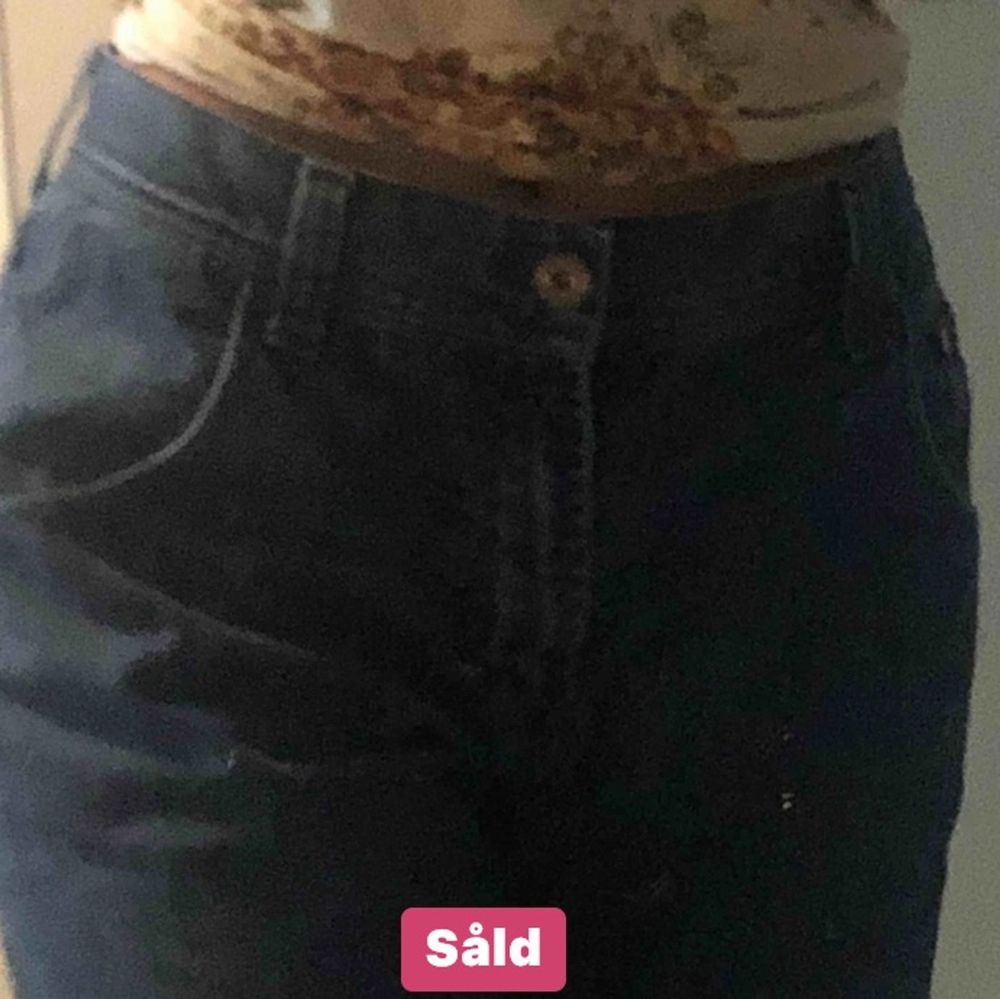 (Inte sålda)Jätte fina jeans! Bra skick!Bilder från förra ägaren, har sytt in de själv så passa S-M och 34-38 pg av hur man vill att de ska sitta💘Köparen står för frakten🥰om du har frågor skriv privat. Jeans & Byxor.