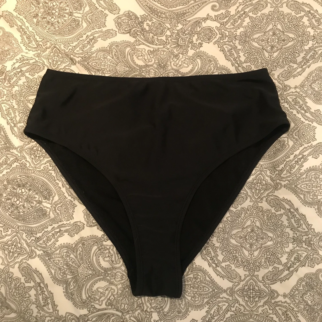 Högmidjde bikinitrosor