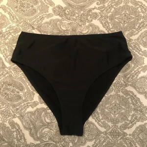 Högmidjde bikinitrosor - Högmidjade bikinitrosor från Nelly. Aldrig använda då de är för stora för mig. Frakt tillkommer. 