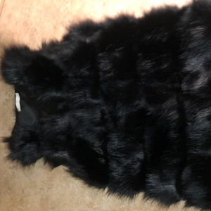 Faux fur väst i storlek XS - Sparsamt använd fusk päls väst från vera & lucy i storlek XS🥰