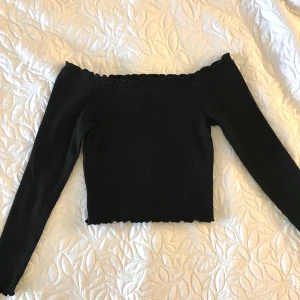 Of shoulder top - Super fin of shoulder topp från Gina som tyvär blivit för liten för mig 😓 storlek m men är mer en s/xs ❤️ ribbad svart, frakt tillkommer