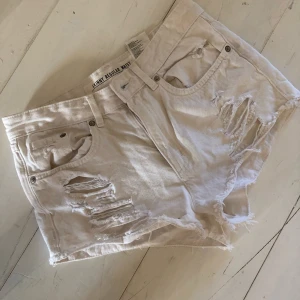 Vita shorts Xs - Xs vita shorts med slitningar