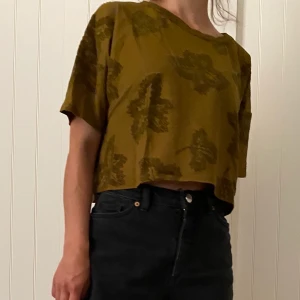 Zara crop t-shirt - Green crop t-shirt. Perfect for wearing with shorts in summer. 