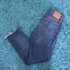 Superfina jeans från Levis som är sparsamt använda! Skönt material! Ankellånga på mig som är 160. Säljer pga rensning. Står ej för frakt