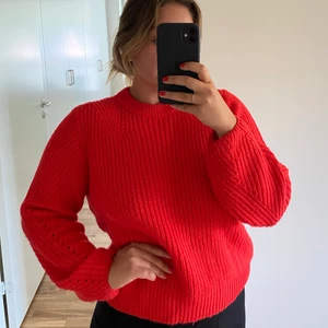 Stickad tröja - Riktigt skön och mysig tröja! 🌺 Klarröd i färgen så bara skriv om du vill ha annan bild 