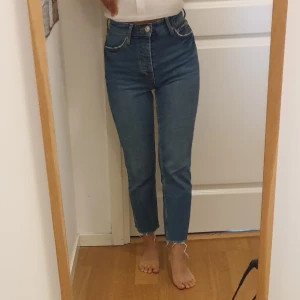 Mom jeans - Ankellånga mom jeans på mig som är 160. Superfina men har tyvärr blivit aningen för tighta😭 Står ej för frakt
