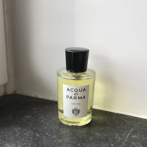 Acqua Di Parma~Colonia Parfym - Acqua di Parma Colonia är en ren doft som återspeglar Italien. Doften är en perfekt blandning av citrusfrukter, lavendel, rosmarin och orientaliskt trä. Orginalpris 1190 kr. Fått i present och endast provad! 🍋