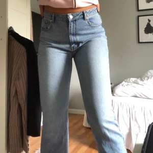 Nakd jeans  - Ljusblåa jeans från nakd med slitningar nertill, nästan inte alls använda därav mycket bra skick. Står ingen storleks lapp men skulle säga att dom sitter som 38. 180kr med frakten inräknad