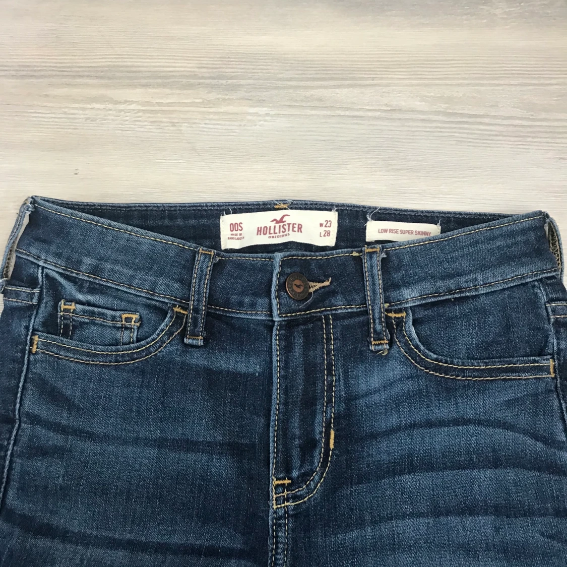 Mörk blåa jeans från holister - 91