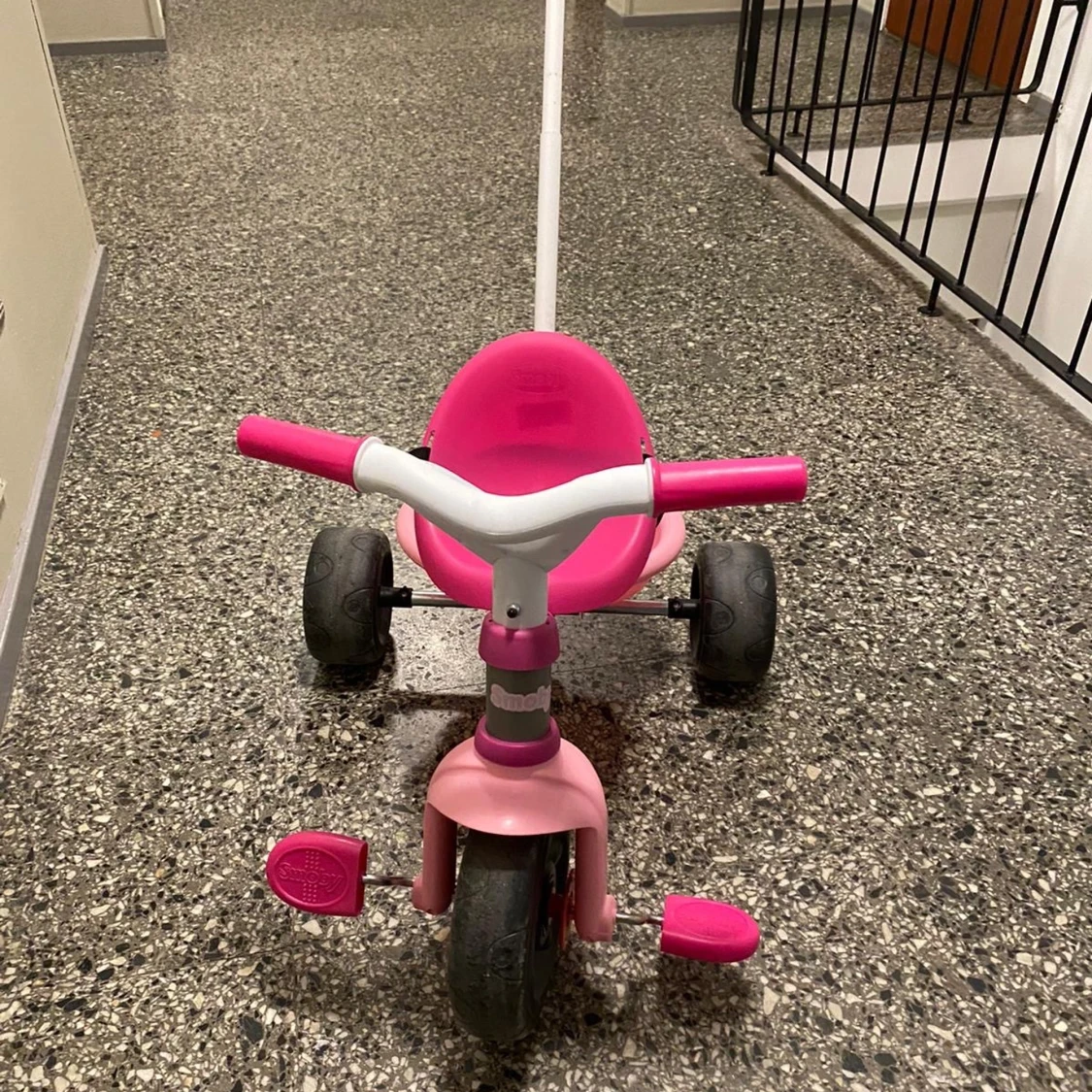 En röd cykel med extra stöd hjul - 90