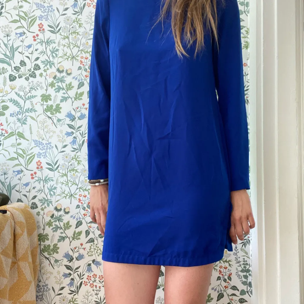 En härligt blå klänning. Snyggt att knyta ett band i midjan. Den är kort i modellen dock är jag 179cm lång. Skicket är okej därav priset.. Klänningar.