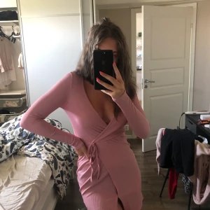 Supersöt klänning från Asos - En rosa klänning från asos. Supersöt men kommer inte till användning längre! Slutsåld på hemsidan! 100kr + frakt (150kr). Betalning sker via Swish eller Plick SafePay beroende på vad kunder tycker känns bäst. Hör av dig vid frågor!