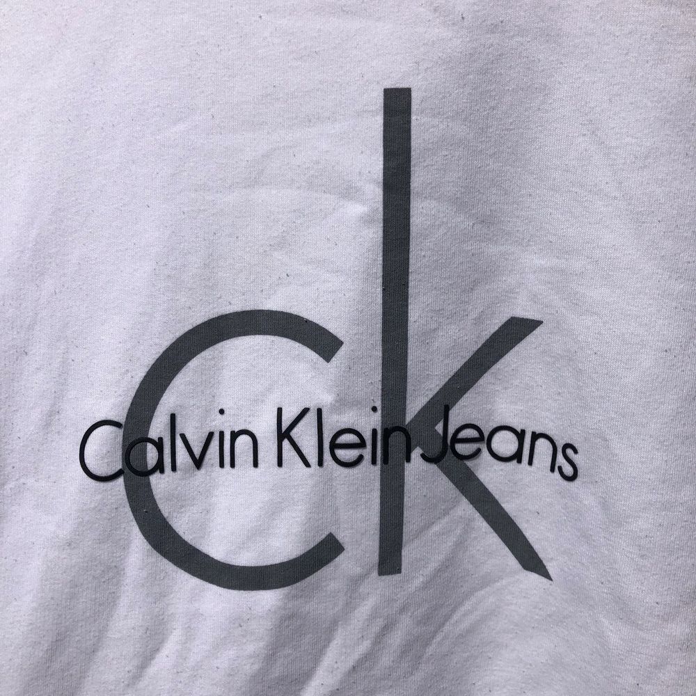 Vit lite oversized Calvin Klein Jeans tröja i st. XS. Knappt använd. Säljer den för 130kr, frakt tillkommer!🤍. Huvtröjor & Träningströjor.