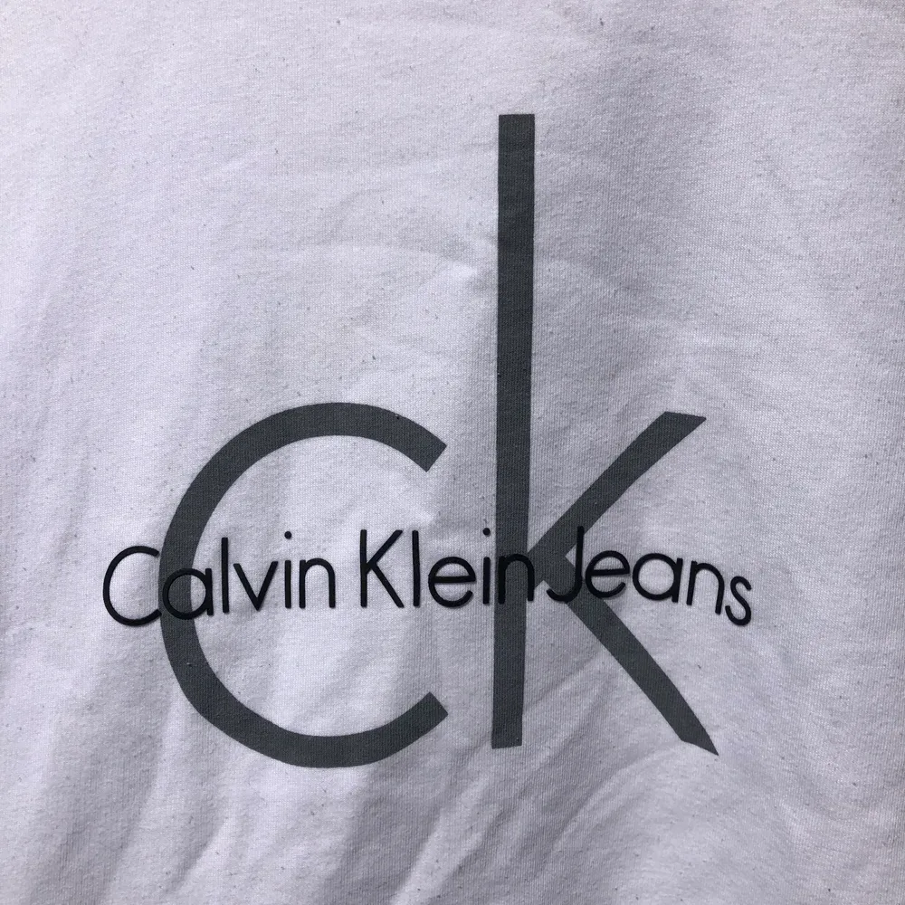 Vit lite oversized Calvin Klein Jeans tröja i st. XS. Knappt använd. Säljer den för 130kr, frakt tillkommer!🤍. Hoodies.